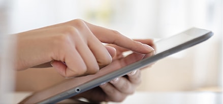 Customer viewing aviation industry news on a tablet Customer viewing aviation industry news on a tablet